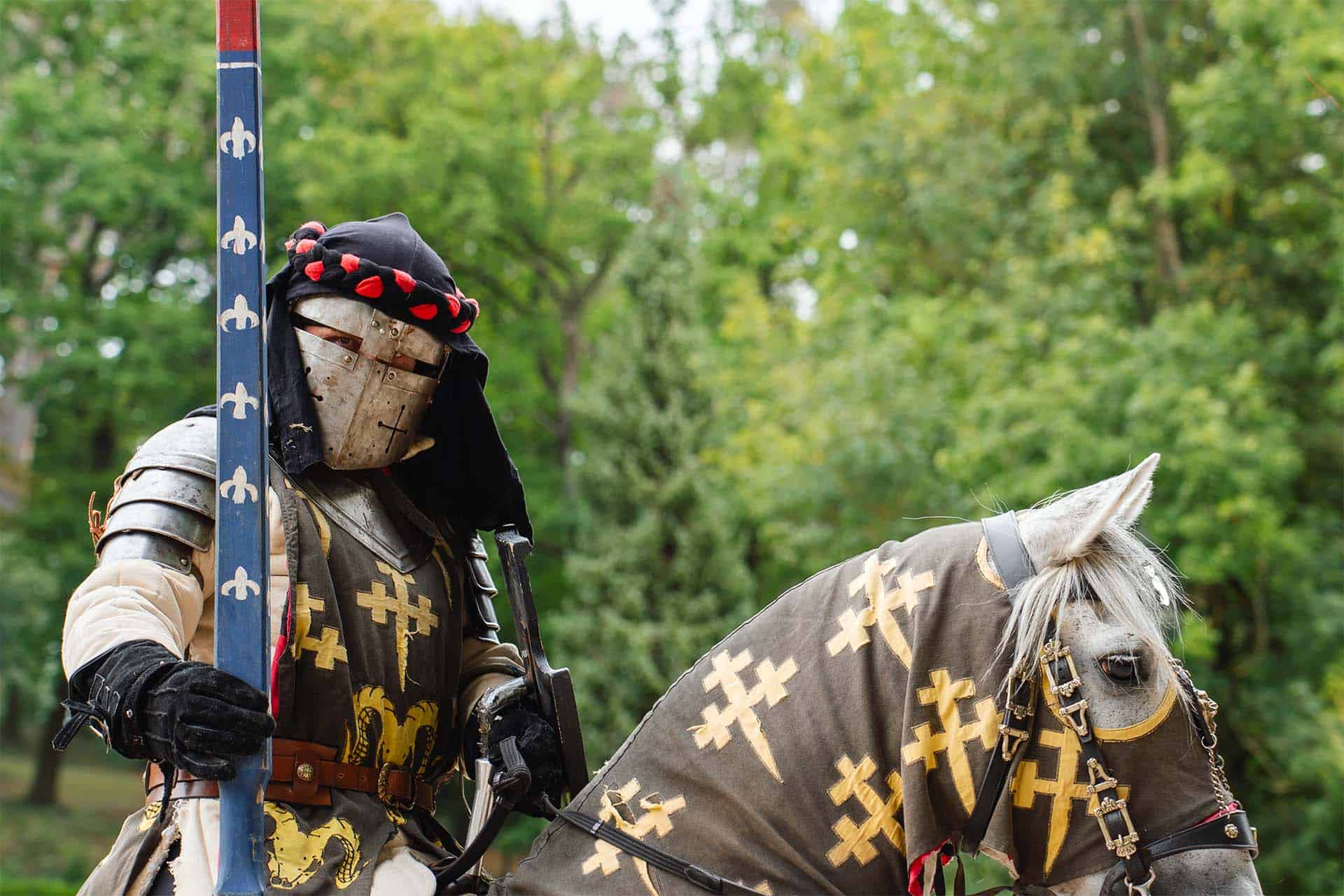 Ritter mit Helm im Schlosspark